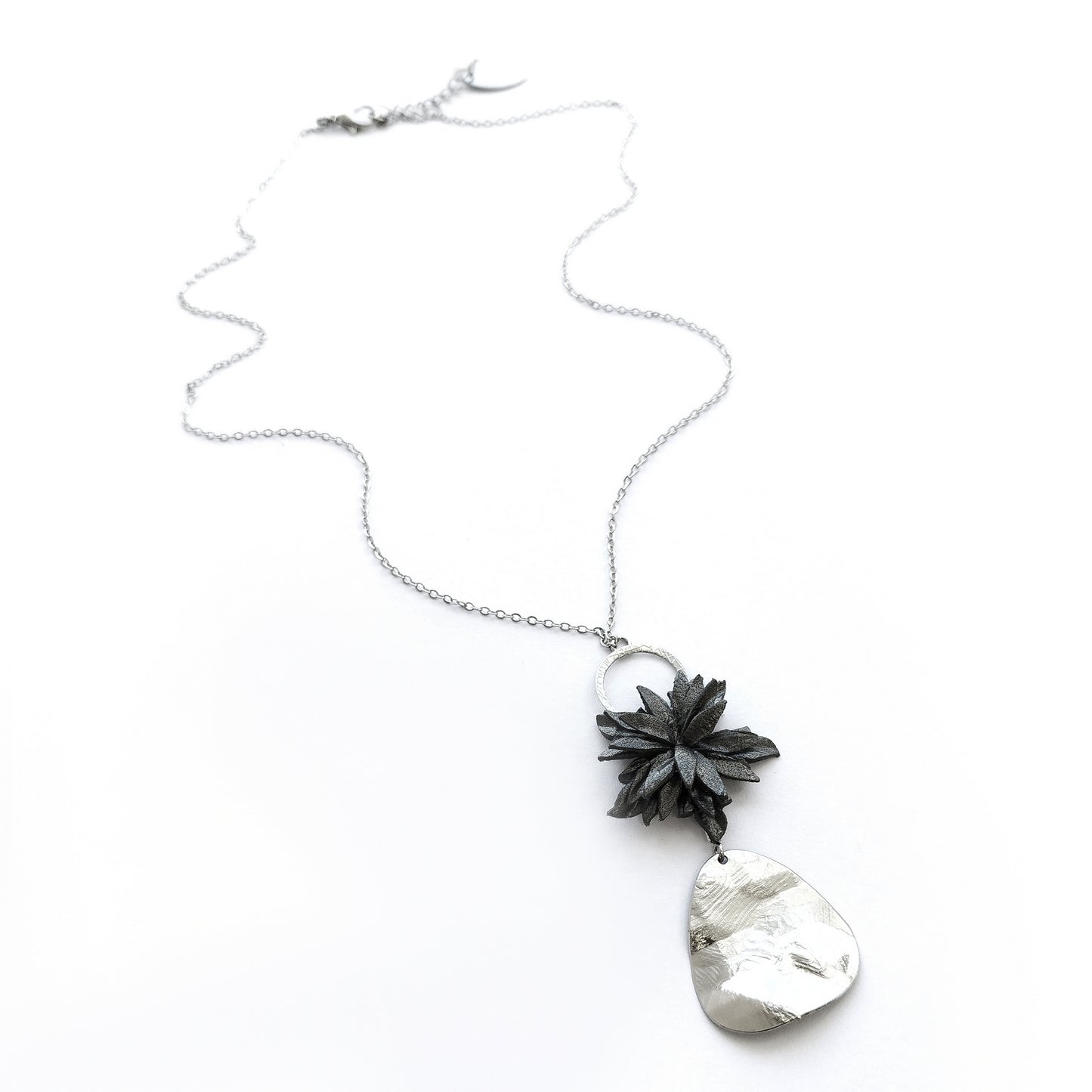 Chrysanthemum necklace Γκρι